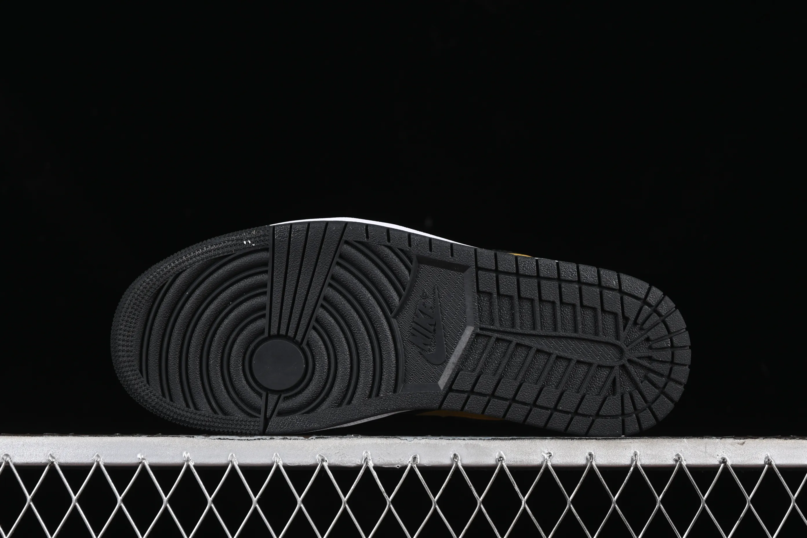 All categories Air Jordan Jordan series basketball shoes Air Jordan 1 Low G version pure original Air Jordan 1 Low AJ1 Joe 1 black and white gold hook low-top cultural basketball shoes 553558-172